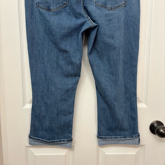 Mid-Rise Capri Jeans | Levi Strauss Signature Gold 10 - Picture 10 of 11